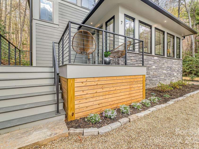 7 Brooksong Drive, Asheville, NC 28805.  MLS# CAR4238876, YatesRealty ID 14695. 