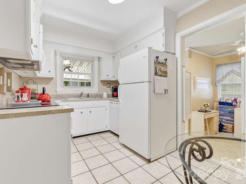 41 Arthur Road, Asheville, NC 28806.  MLS# CAR4371135, YatesRealty ID 14696. 