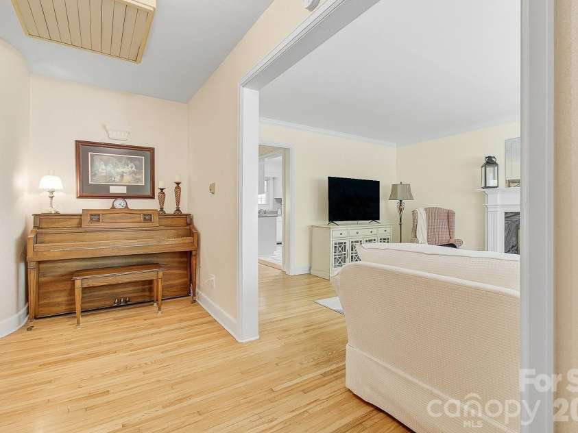 41 Arthur Road, Asheville, NC 28806.  MLS# CAR4371135, YatesRealty ID 14696. 