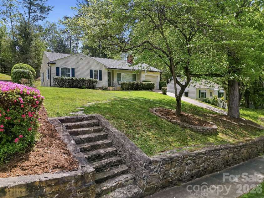 41 Arthur Road, Asheville, NC 28806.  MLS# CAR4371135, YatesRealty ID 14696. 