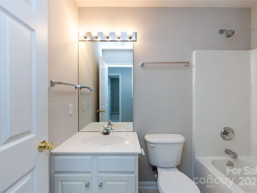 8040 Flanders Street, Charlotte, NC 28277.  MLS# CAR4256600, YatesRealty ID 14697. Upstairs Full Bathroom