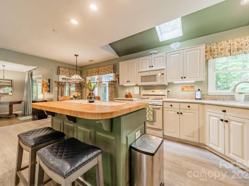 14926 Chilgrove Lane, Huntersville, NC 28078.  MLS# CAR4247740, YatesRealty ID 14699. Kitchen Island