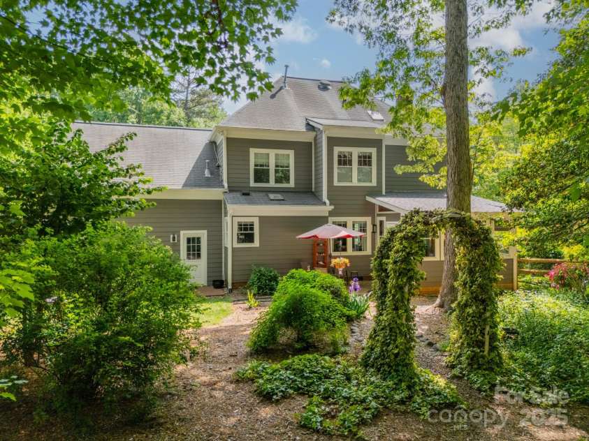 14926 Chilgrove Lane, Huntersville, NC 28078.  MLS# CAR4247740, YatesRealty ID 14699. Rear garden