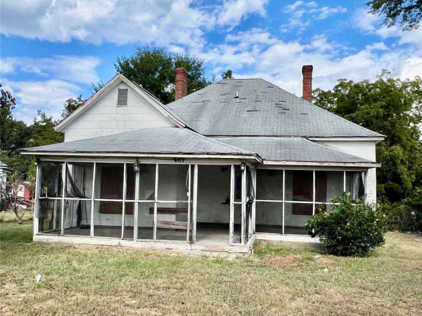 407 Chester Avenue, Great Falls, SC 29055.  MLS# CAR4314272, YatesRealty ID 147. 