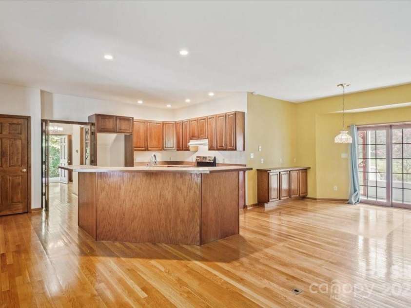 5580 Greenville Highway, Brevard, NC 28712.  MLS# CAR4196657, YatesRealty ID 147. Breakfast nook