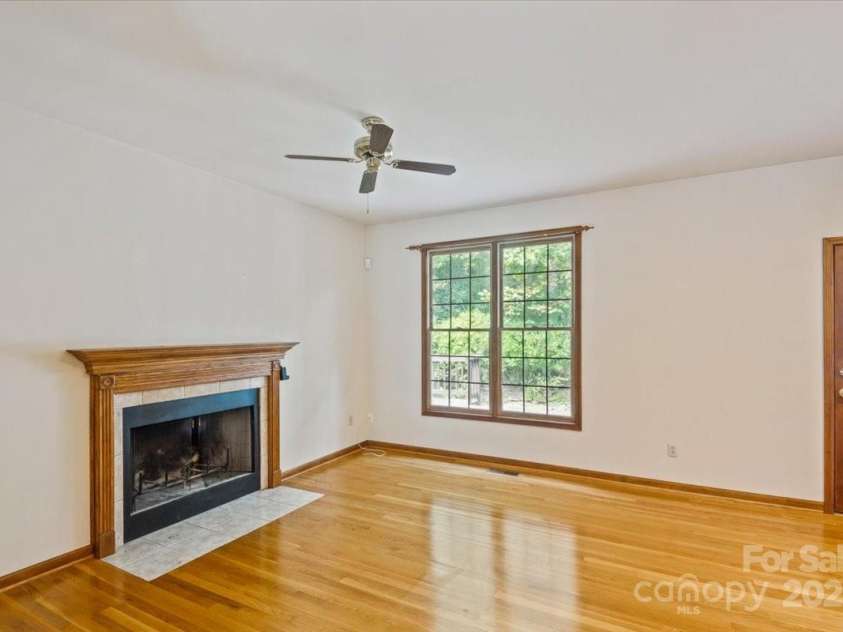5580 Greenville Highway, Brevard, NC 28712.  MLS# CAR4196657, YatesRealty ID 147. Sitting area in kitchen
