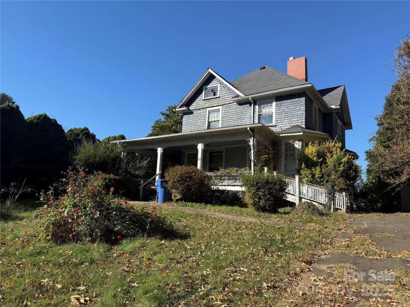 289 French Broad Avenue, Asheville, NC 28801.  MLS# CAR4315592, YatesRealty ID 1470. 