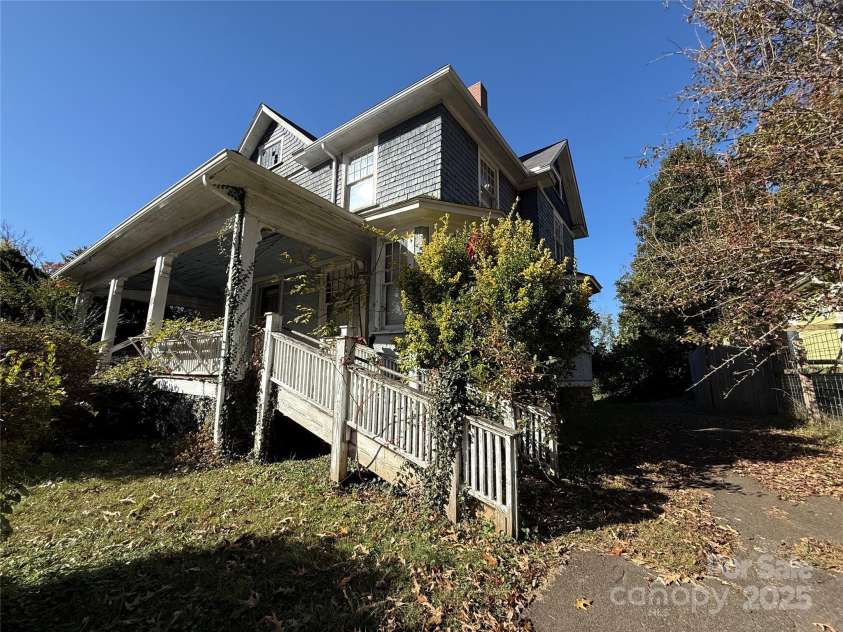 289 French Broad Avenue, Asheville, NC 28801.  MLS# CAR4315592, YatesRealty ID 1470. 