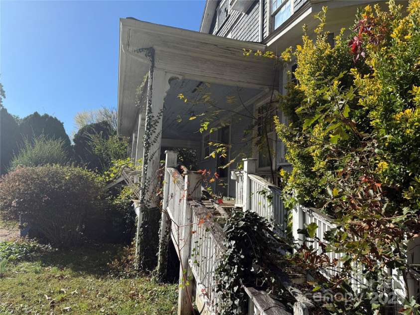 289 French Broad Avenue, Asheville, NC 28801.  MLS# CAR4315592, YatesRealty ID 1470. 