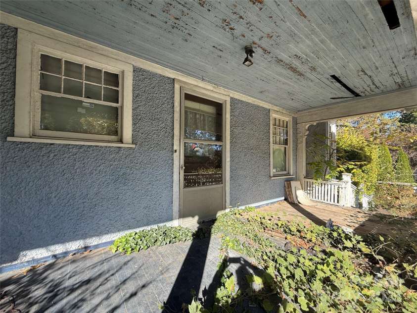 289 French Broad Avenue, Asheville, NC 28801.  MLS# CAR4315592, YatesRealty ID 1470. 