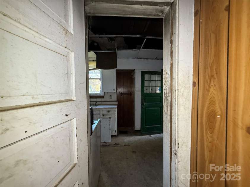 289 French Broad Avenue, Asheville, NC 28801.  MLS# CAR4315592, YatesRealty ID 1470. 