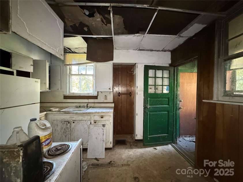 289 French Broad Avenue, Asheville, NC 28801.  MLS# CAR4315592, YatesRealty ID 1470. 