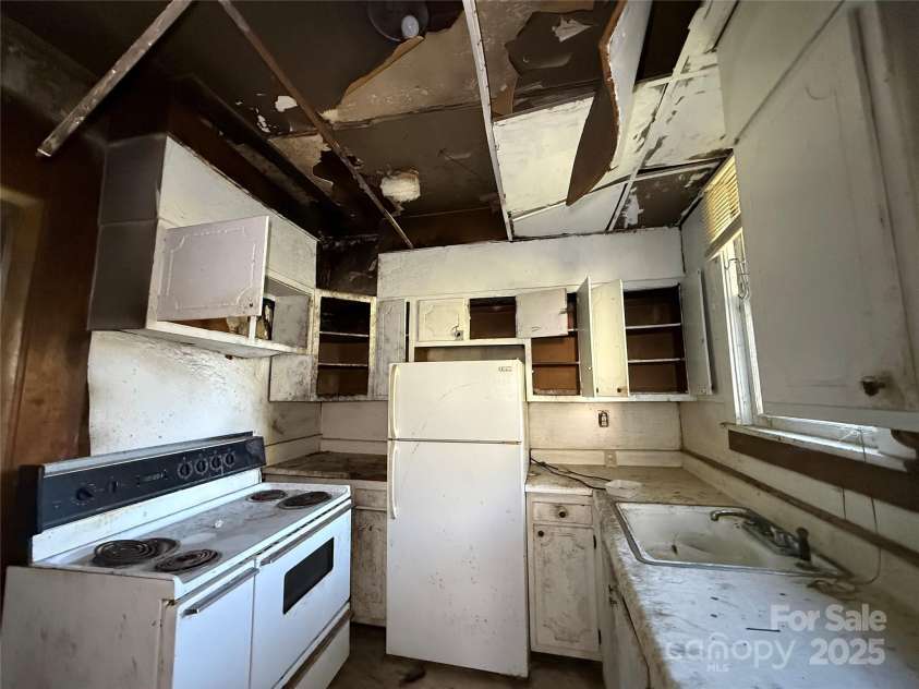 289 French Broad Avenue, Asheville, NC 28801.  MLS# CAR4315592, YatesRealty ID 1470. 