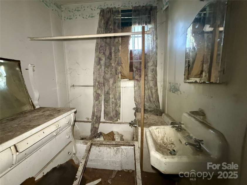 289 French Broad Avenue, Asheville, NC 28801.  MLS# CAR4315592, YatesRealty ID 1470. 