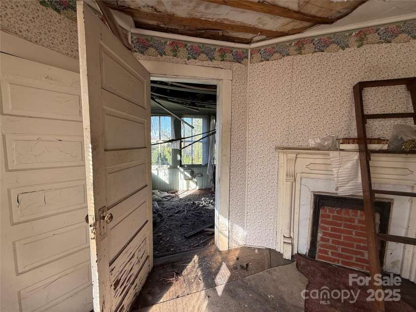 289 French Broad Avenue, Asheville, NC 28801.  MLS# CAR4315592, YatesRealty ID 1470. 