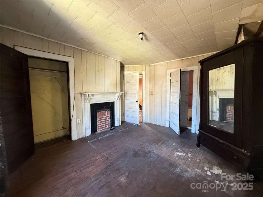 289 French Broad Avenue, Asheville, NC 28801.  MLS# CAR4315592, YatesRealty ID 1470. 