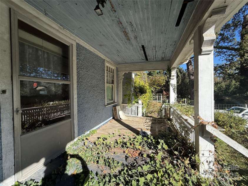 289 French Broad Avenue, Asheville, NC 28801.  MLS# CAR4315592, YatesRealty ID 1470. 