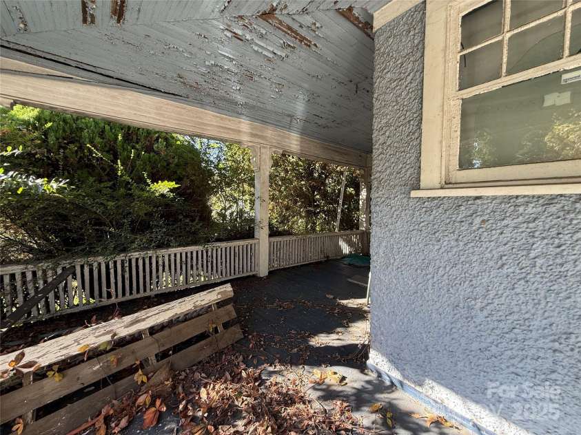 289 French Broad Avenue, Asheville, NC 28801.  MLS# CAR4315592, YatesRealty ID 1470. 