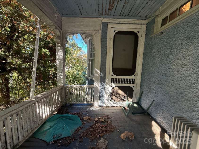 289 French Broad Avenue, Asheville, NC 28801.  MLS# CAR4315592, YatesRealty ID 1470. 