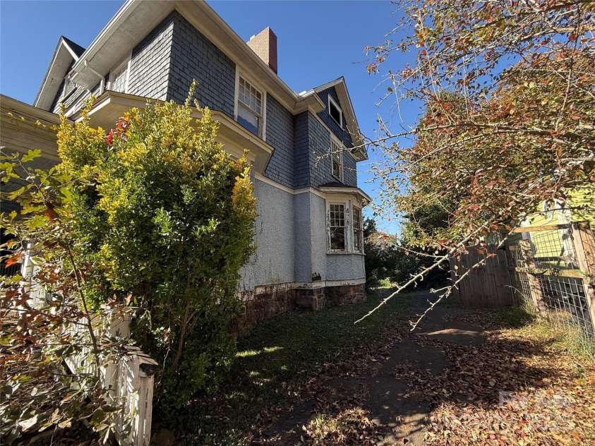 289 French Broad Avenue, Asheville, NC 28801.  MLS# CAR4315592, YatesRealty ID 1470. 