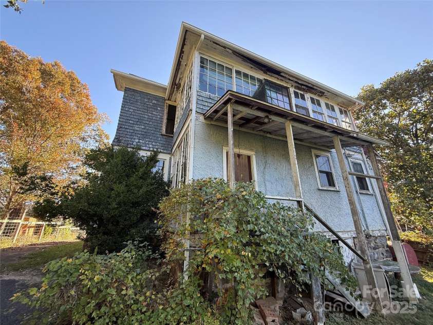 289 French Broad Avenue, Asheville, NC 28801.  MLS# CAR4315592, YatesRealty ID 1470. 