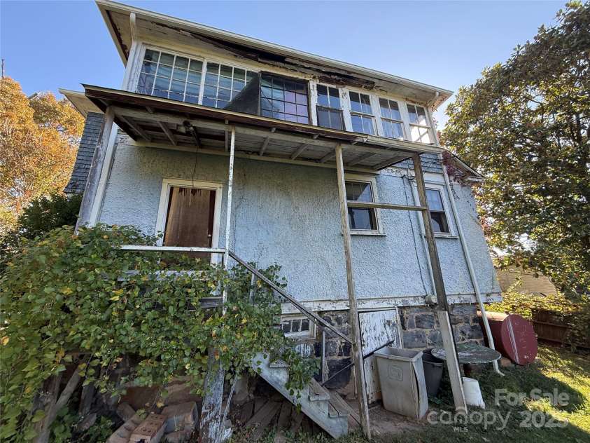 289 French Broad Avenue, Asheville, NC 28801.  MLS# CAR4315592, YatesRealty ID 1470. 