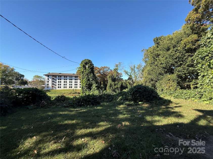 289 French Broad Avenue, Asheville, NC 28801.  MLS# CAR4315592, YatesRealty ID 1470. 