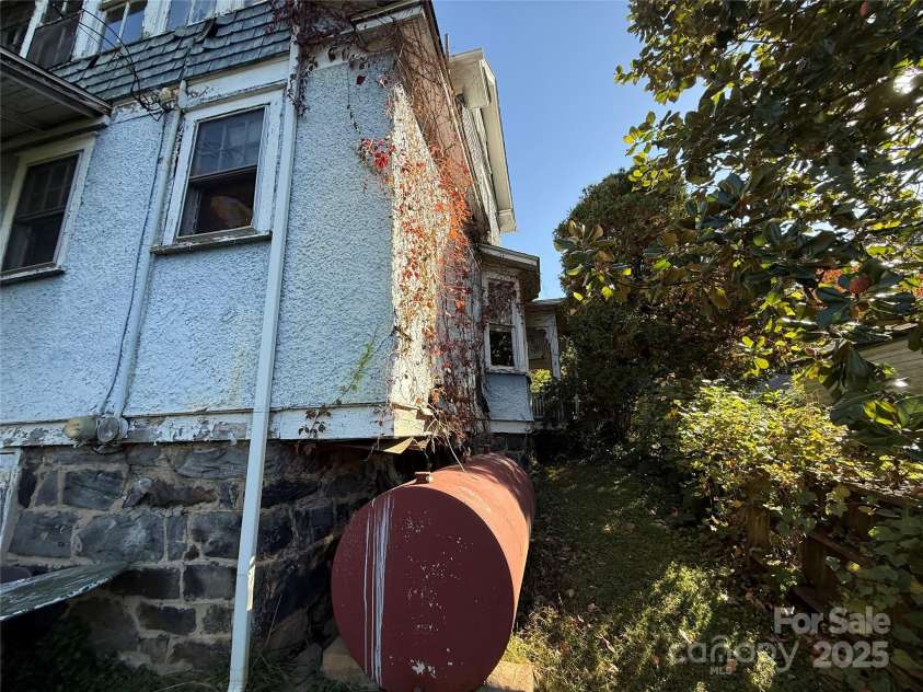 289 French Broad Avenue, Asheville, NC 28801.  MLS# CAR4315592, YatesRealty ID 1470. 