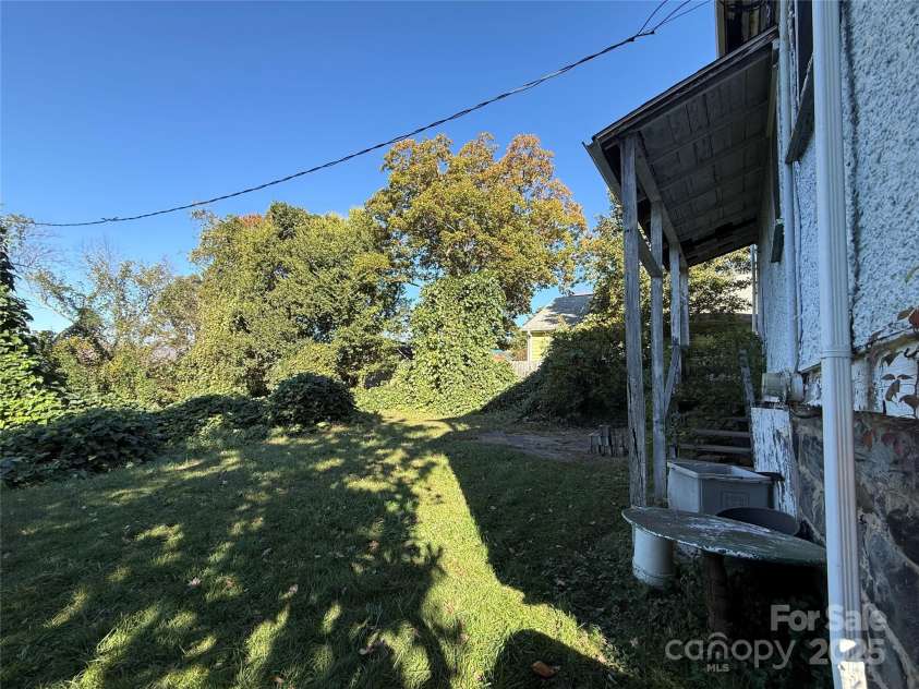 289 French Broad Avenue, Asheville, NC 28801.  MLS# CAR4315592, YatesRealty ID 1470. 