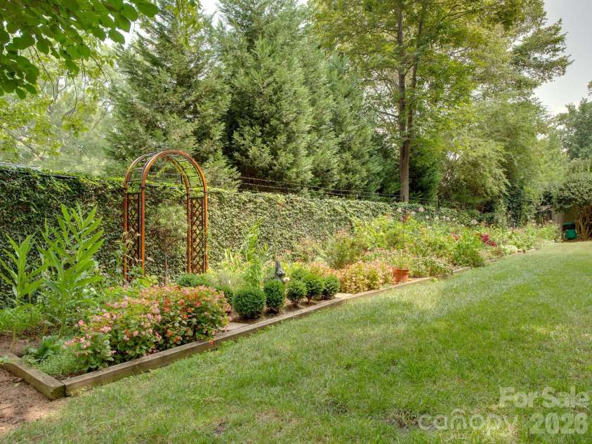 840 Cherokee Road, Charlotte, NC 28207.  MLS# CAR4363391, YatesRealty ID 14701. Community Gardens 