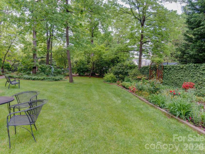 840 Cherokee Road, Charlotte, NC 28207.  MLS# CAR4363391, YatesRealty ID 14701. Community Gardens 