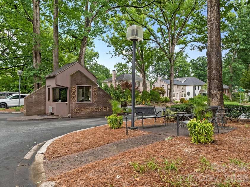 840 Cherokee Road, Charlotte, NC 28207.  MLS# CAR4363391, YatesRealty ID 14701. Entrance 