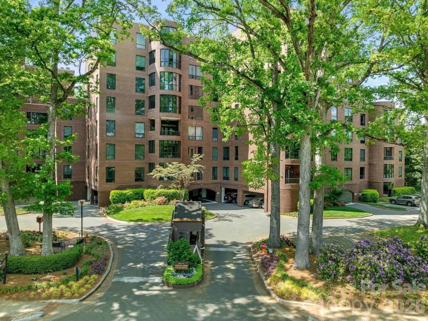 840 Cherokee Road, Charlotte, NC 28207.  MLS# CAR4363391, YatesRealty ID 14701. Entrance 