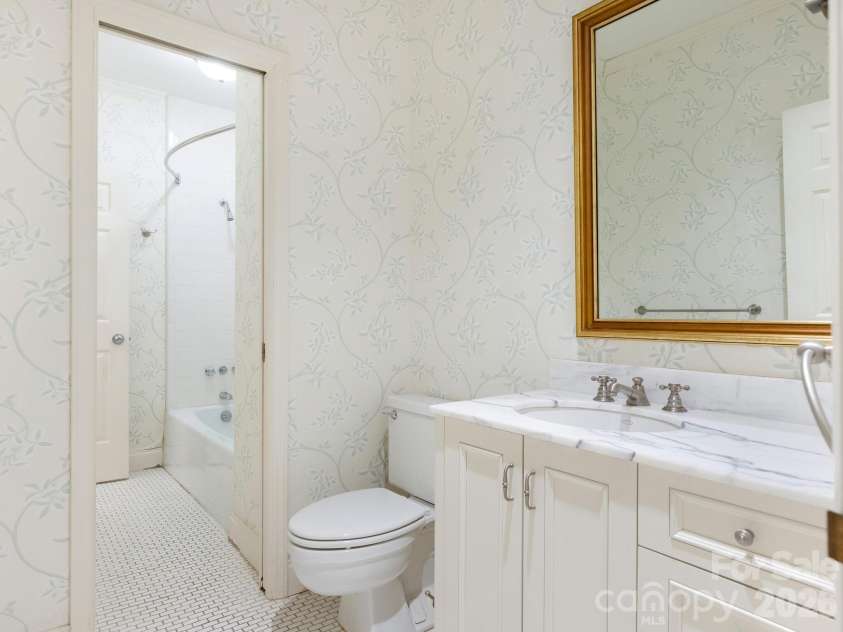 840 Cherokee Road, Charlotte, NC 28207.  MLS# CAR4363391, YatesRealty ID 14701. Full Bathroom 2