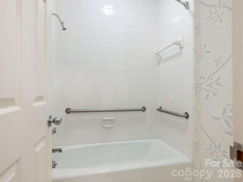 840 Cherokee Road, Charlotte, NC 28207.  MLS# CAR4363391, YatesRealty ID 14701. Full Bathroom 2 