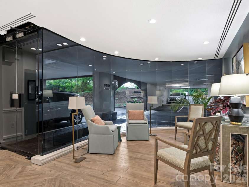 840 Cherokee Road, Charlotte, NC 28207.  MLS# CAR4363391, YatesRealty ID 14701. Lobby 