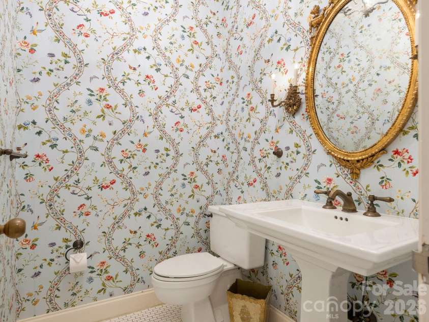 840 Cherokee Road, Charlotte, NC 28207.  MLS# CAR4363391, YatesRealty ID 14701. Powder Room 