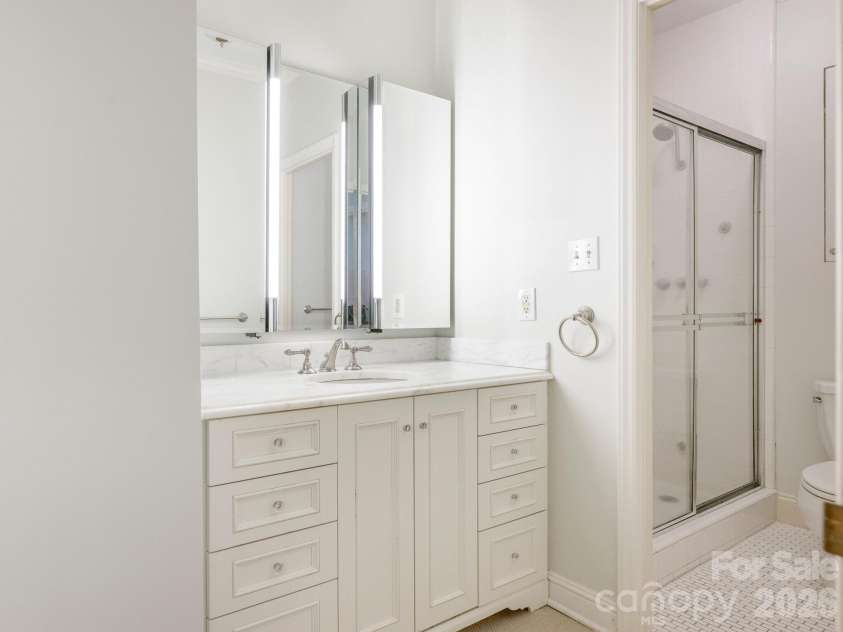 840 Cherokee Road, Charlotte, NC 28207.  MLS# CAR4363391, YatesRealty ID 14701. Primary Bathroom 
