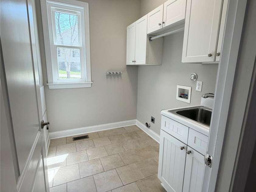 169 Winding Creek Drive, Troutman, NC 28166.  MLS# CAR4323292, YatesRealty ID 14707. Laundry