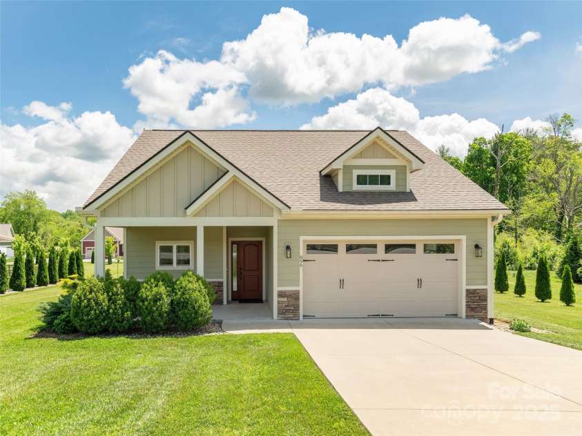 896 Blacksmith Run Drive, Hendersonville, NC 28792.  MLS# CAR4259496, YatesRealty ID 14708. 