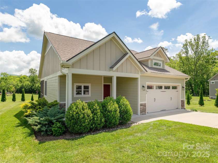 896 Blacksmith Run Drive, Hendersonville, NC 28792.  MLS# CAR4259496, YatesRealty ID 14708. 