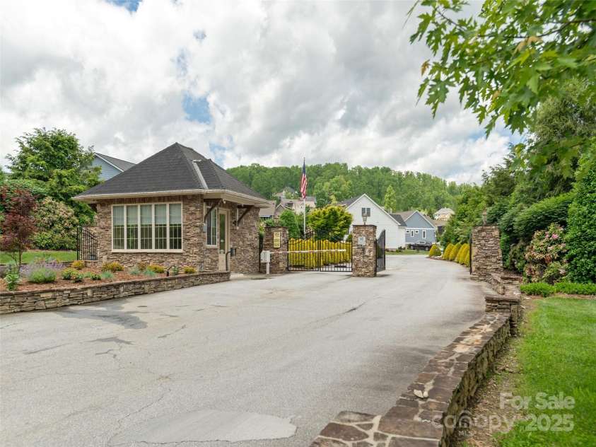 896 Blacksmith Run Drive, Hendersonville, NC 28792.  MLS# CAR4259496, YatesRealty ID 14708. 