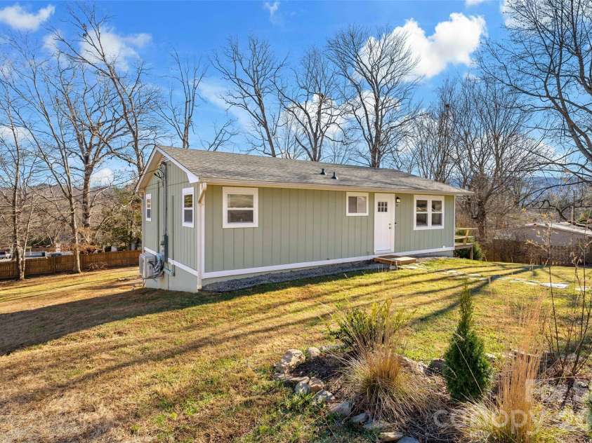 29 Alexander Street, Black Mountain, NC 28711.  MLS# CAR4329485, YatesRealty ID 14711. Large Yard