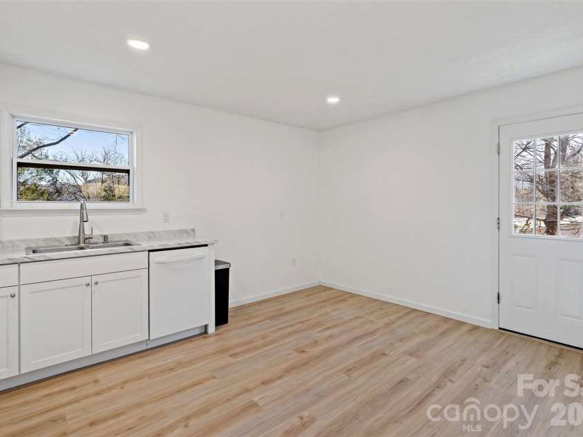 29 Alexander Street, Black Mountain, NC 28711.  MLS# CAR4329485, YatesRealty ID 14711. Main Level Dining Area