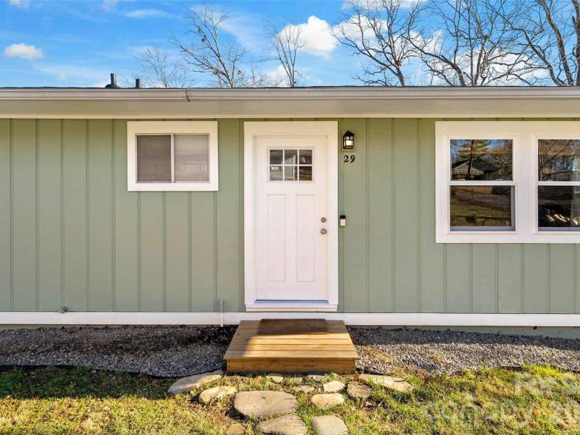 29 Alexander Street, Black Mountain, NC 28711.  MLS# CAR4329485, YatesRealty ID 14711. Main Level Entry