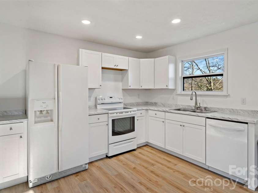 29 Alexander Street, Black Mountain, NC 28711.  MLS# CAR4329485, YatesRealty ID 14711. Main Level Kitchen