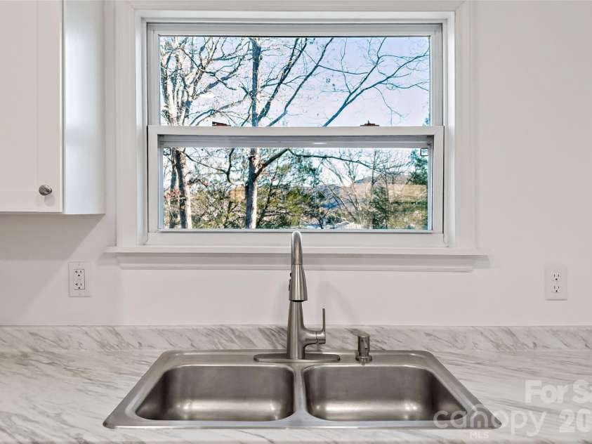 29 Alexander Street, Black Mountain, NC 28711.  MLS# CAR4329485, YatesRealty ID 14711. Main Level Kitchen