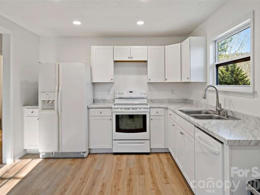 29 Alexander Street, Black Mountain, NC 28711.  MLS# CAR4329485, YatesRealty ID 14711. Main Level Kitchen