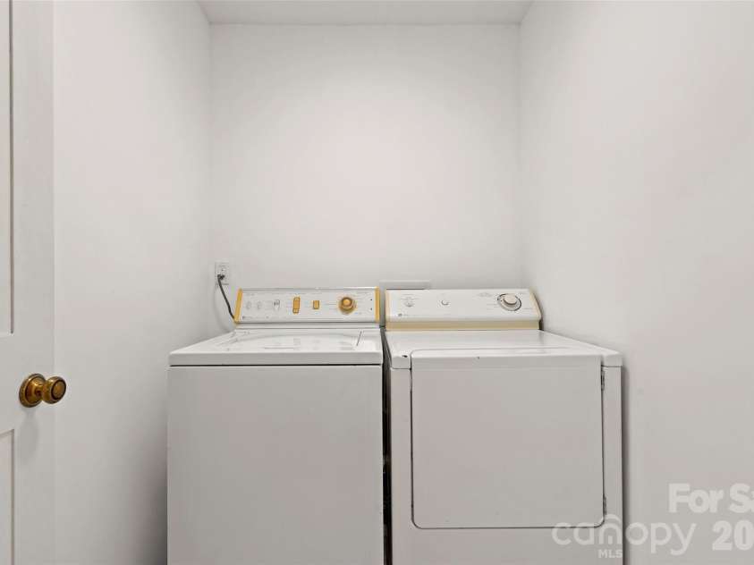 29 Alexander Street, Black Mountain, NC 28711.  MLS# CAR4329485, YatesRealty ID 14711. Main Level Laundry Room
