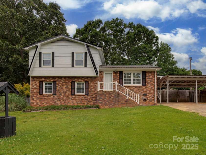 1040 Spring Drive, Gastonia, NC 28052.  MLS# CAR4257444, YatesRealty ID 14712. 